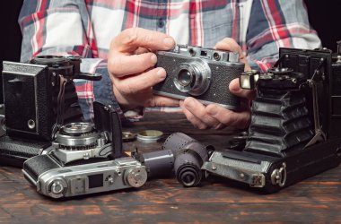 Ahşap bir arka planda eski bir kompozisyon.