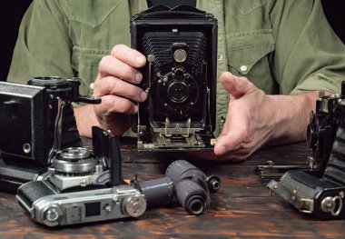 Ahşap bir arka planda eski bir kompozisyon.