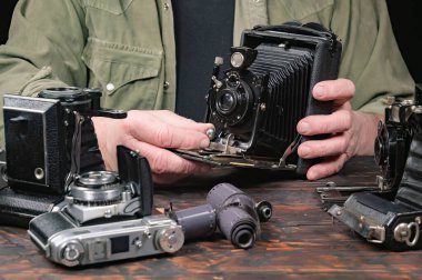 Ahşap bir arka planda eski bir kompozisyon.