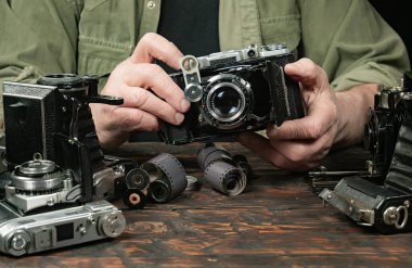 Ahşap bir arka planda eski bir kompozisyon.