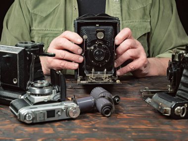 Ahşap bir arka planda eski bir kompozisyon.