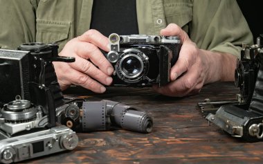 Ahşap bir arka planda eski bir kompozisyon.