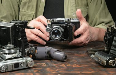 Ahşap bir arka planda eski bir kompozisyon.