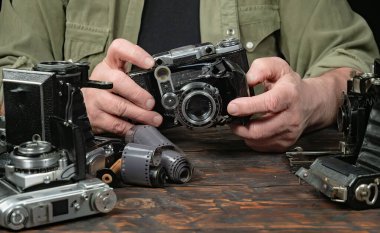 Ahşap bir arka planda eski bir kompozisyon.