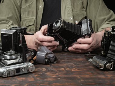 Ahşap bir arka planda eski bir kompozisyon.