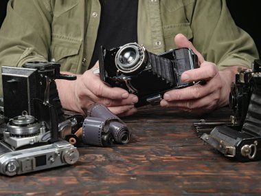 Ahşap bir arka planda eski bir kompozisyon.