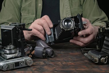 Ahşap bir arka planda eski bir kompozisyon.