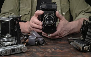 Ahşap bir arka planda eski bir kompozisyon.