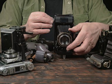 Ahşap bir arka planda eski bir kompozisyon.