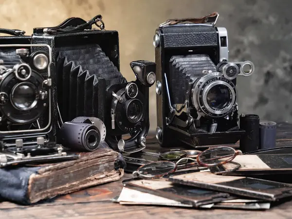 Ahşap bir arka planda eski bir kompozisyon.