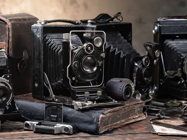 Ahşap bir arka planda eski bir kompozisyon.