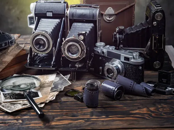 Ahşap bir arka planda eski bir kompozisyon.