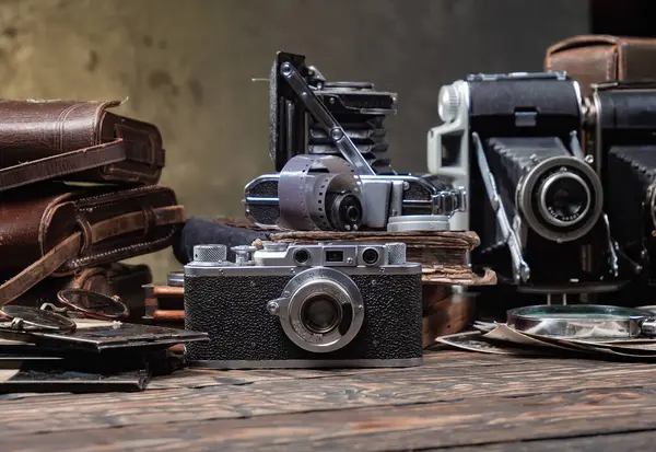 Ahşap bir arka planda eski bir kompozisyon.