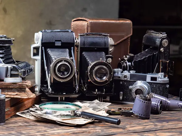 Ahşap bir arka planda eski bir kompozisyon.