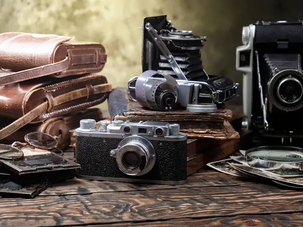 Ahşap bir arka planda eski bir kompozisyon.