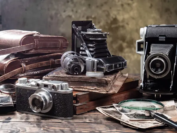 Ahşap bir arka planda eski bir kompozisyon.