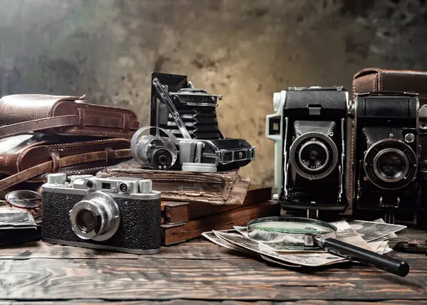 Ahşap bir arka planda eski bir kompozisyon.