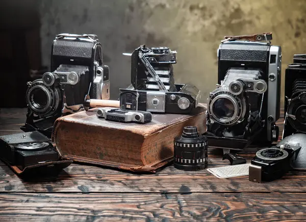 Ahşap bir arka planda eski bir kompozisyon.