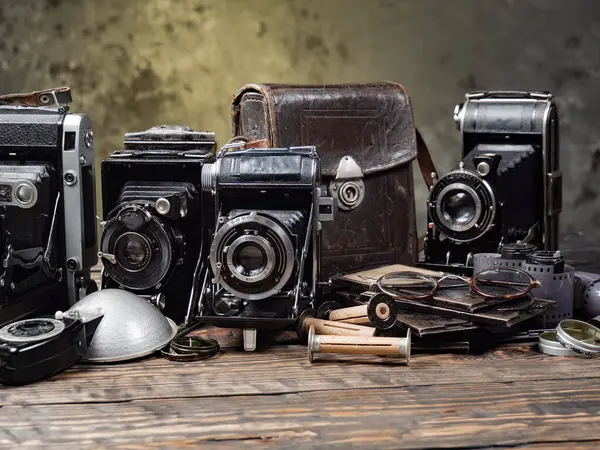 Ahşap bir arka planda eski bir kompozisyon.