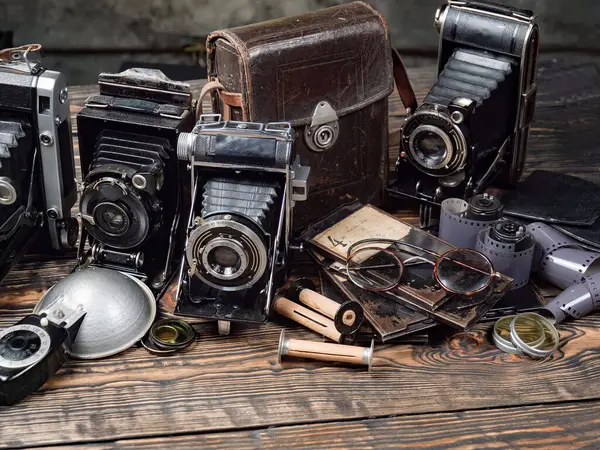 Ahşap bir arka planda eski bir kompozisyon.