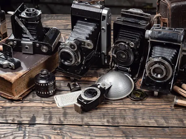 Ahşap bir arka planda eski bir kompozisyon.