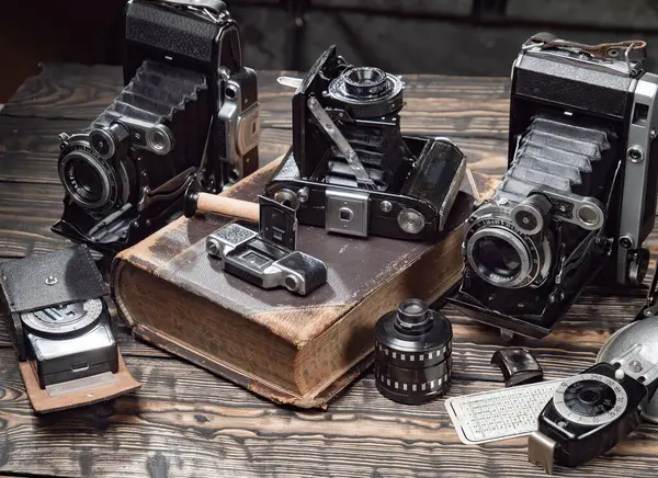 Ahşap bir arka planda eski bir kompozisyon.