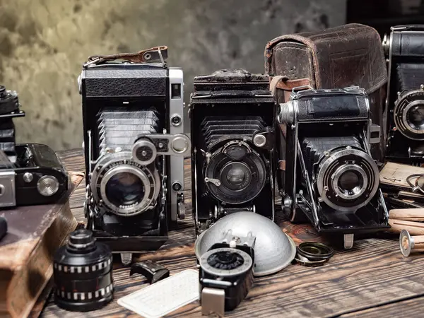 Ahşap bir arka planda eski bir kompozisyon.