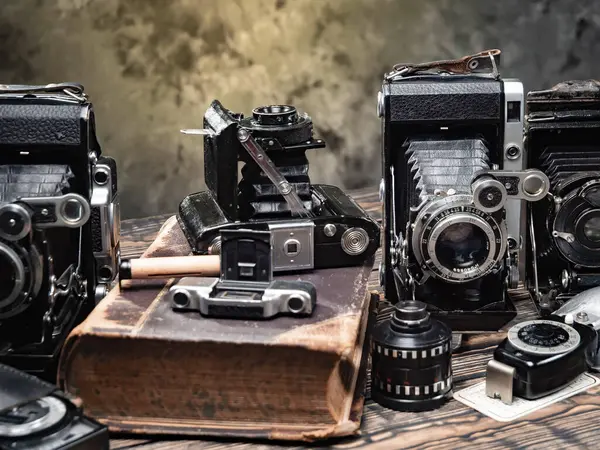 Ahşap bir arka planda eski bir kompozisyon.