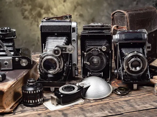 Ahşap bir arka planda eski bir kompozisyon.