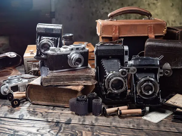 Ahşap bir arka planda eski bir kompozisyon.