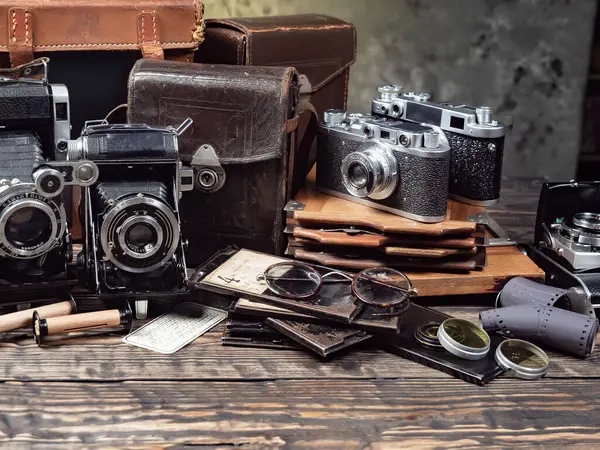 Ahşap bir arka planda eski bir kompozisyon.