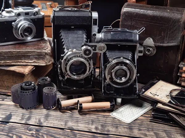 Ahşap bir arka planda eski bir kompozisyon.