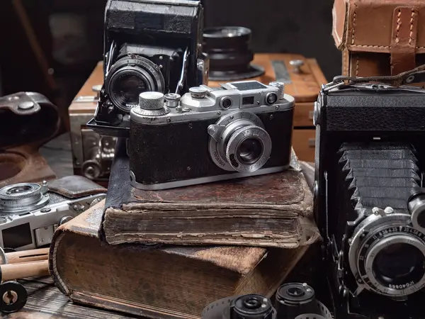 Ahşap bir arka planda eski bir kompozisyon.