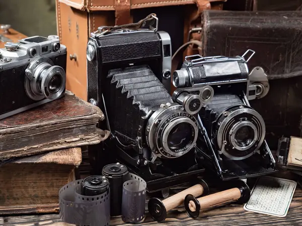 Ahşap bir arka planda eski bir kompozisyon.