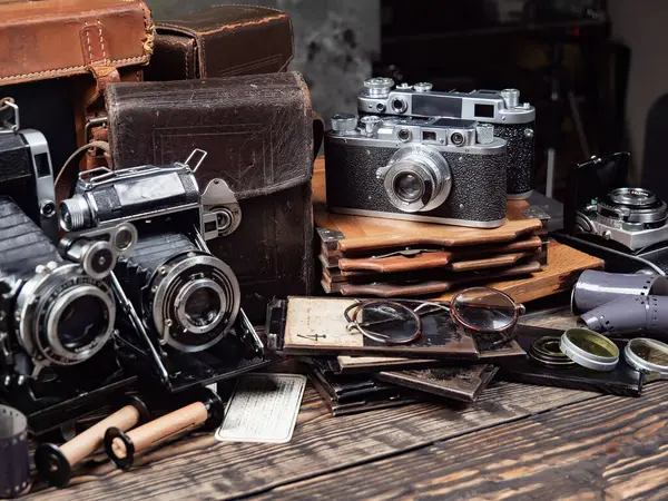 Ahşap bir arka planda eski bir kompozisyon.