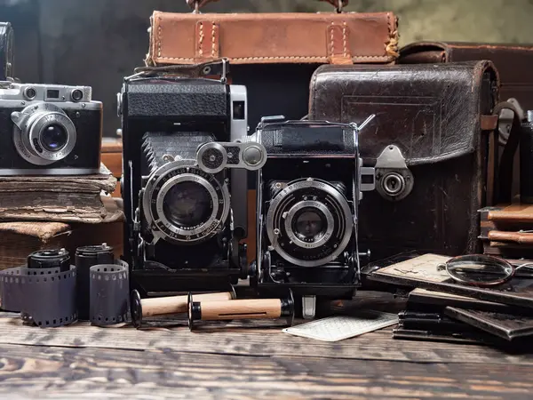 Ahşap bir arka planda eski bir kompozisyon.