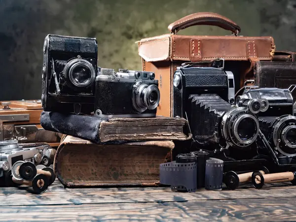 Ahşap bir arka planda eski bir kompozisyon.