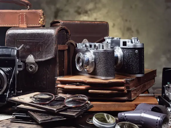 Ahşap bir arka planda eski bir kompozisyon.