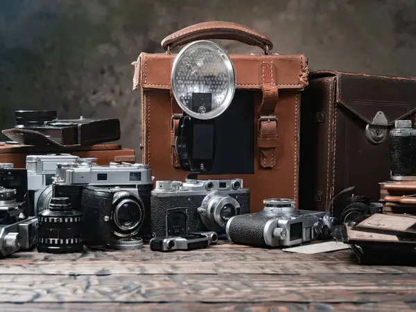 Ahşap bir arka planda eski bir kompozisyon.