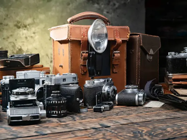 Ahşap bir arka planda eski bir kompozisyon.