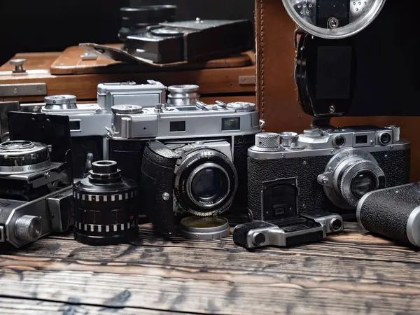 Ahşap bir arka planda eski bir kompozisyon.