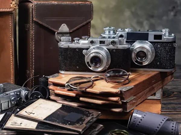 Ahşap bir arka planda eski bir kompozisyon.