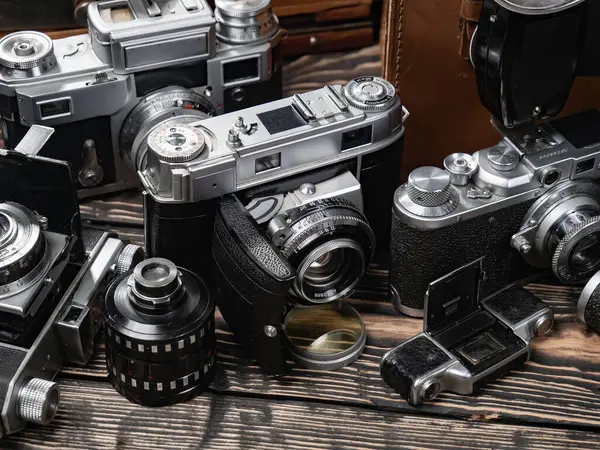 Ahşap bir arka planda eski bir kompozisyon.