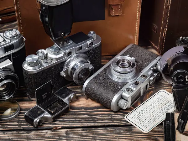 Ahşap bir arka planda eski bir kompozisyon.