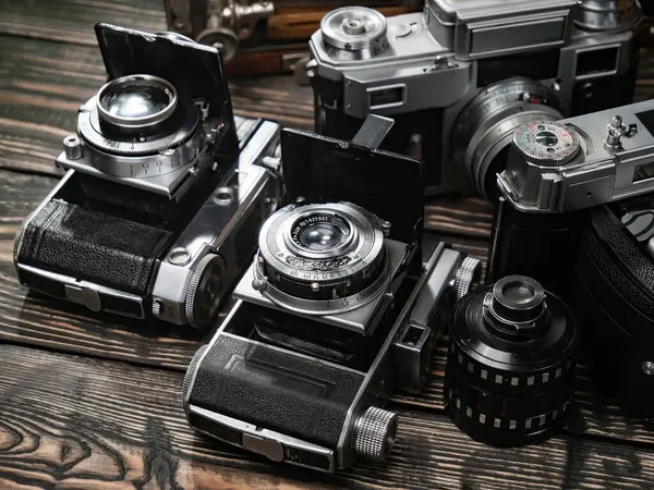 Ahşap bir arka planda eski bir kompozisyon.