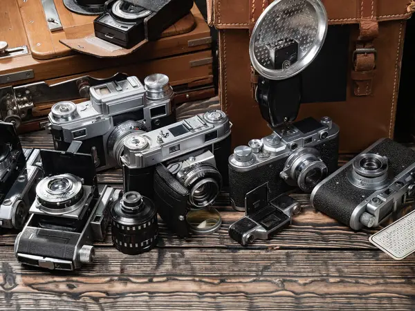 Ahşap bir arka planda eski bir kompozisyon.