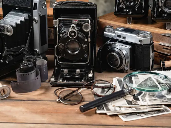 Ahşap bir arka planda eski bir kompozisyon.