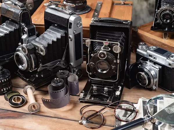 Ahşap bir arka planda eski bir kompozisyon.