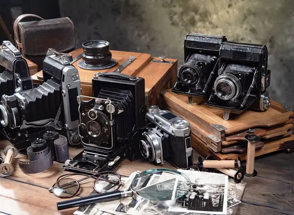 Ahşap bir arka planda eski bir kompozisyon.