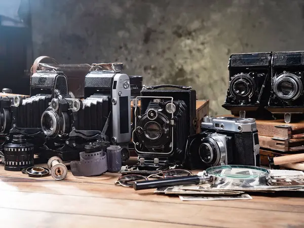 Ahşap bir arka planda eski bir kompozisyon.